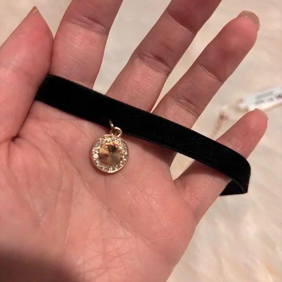 BNWT Le Chateau Elegant Black Choker Necklace with Gold Pendant - Picture 3 of 4